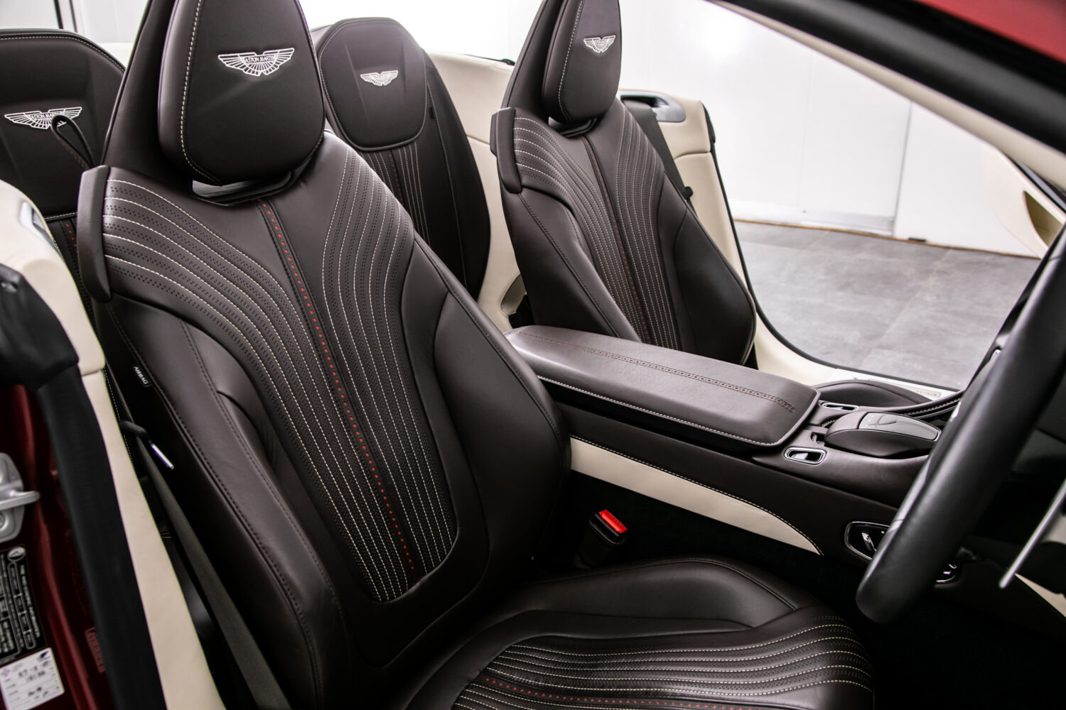 DB11ヴォランテ V8 ディアボロレッド 赤幌 ブラウンレザー