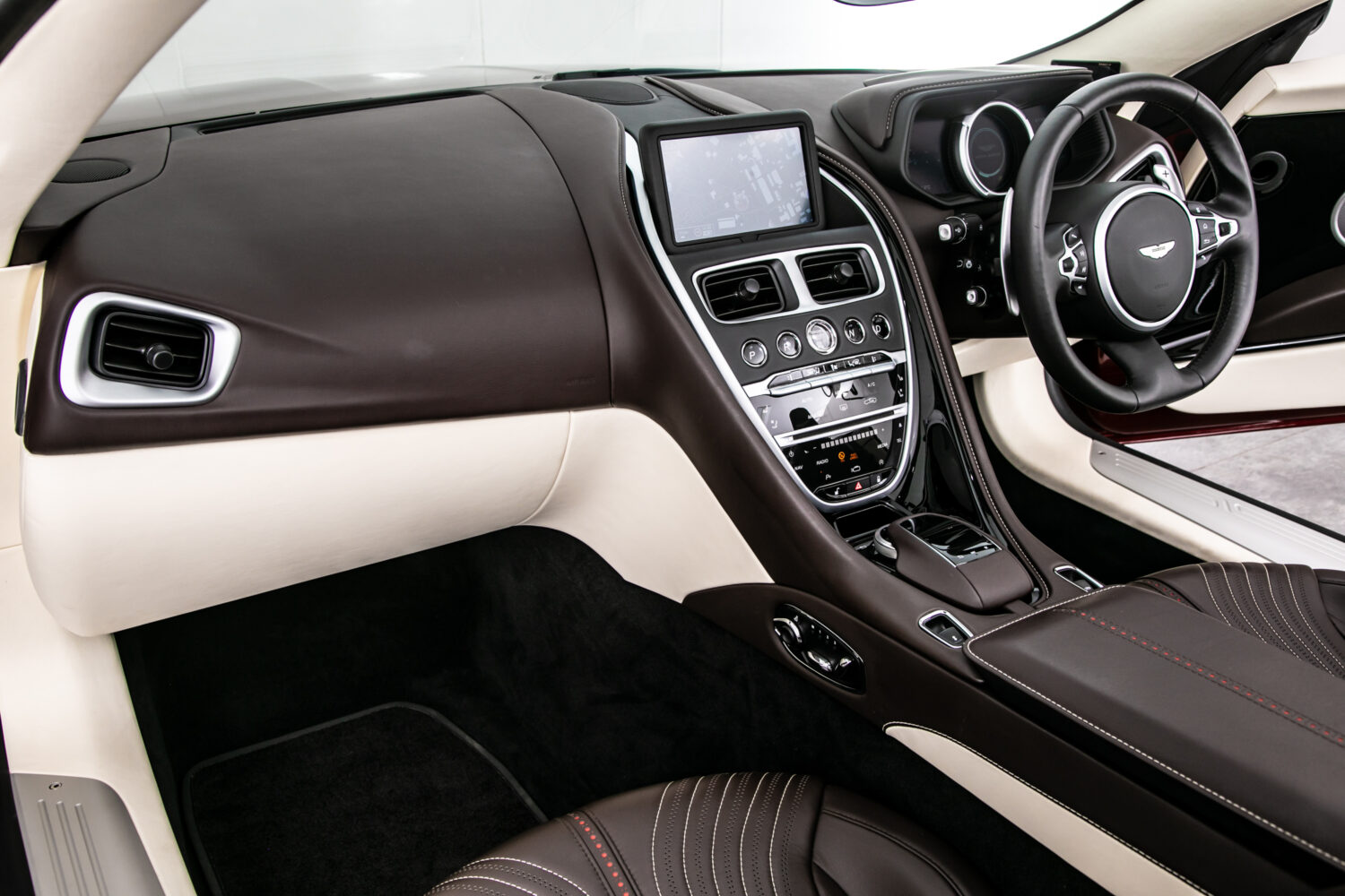 DB11ヴォランテ V8 ディアボロレッド 赤幌 ブラウンレザー