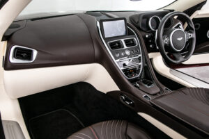DB11ヴォランテ V8 ディアボロレッド 赤幌 ブラウンレザー