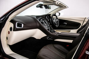 DB11ヴォランテ V8 ディアボロレッド 赤幌 ブラウンレザー