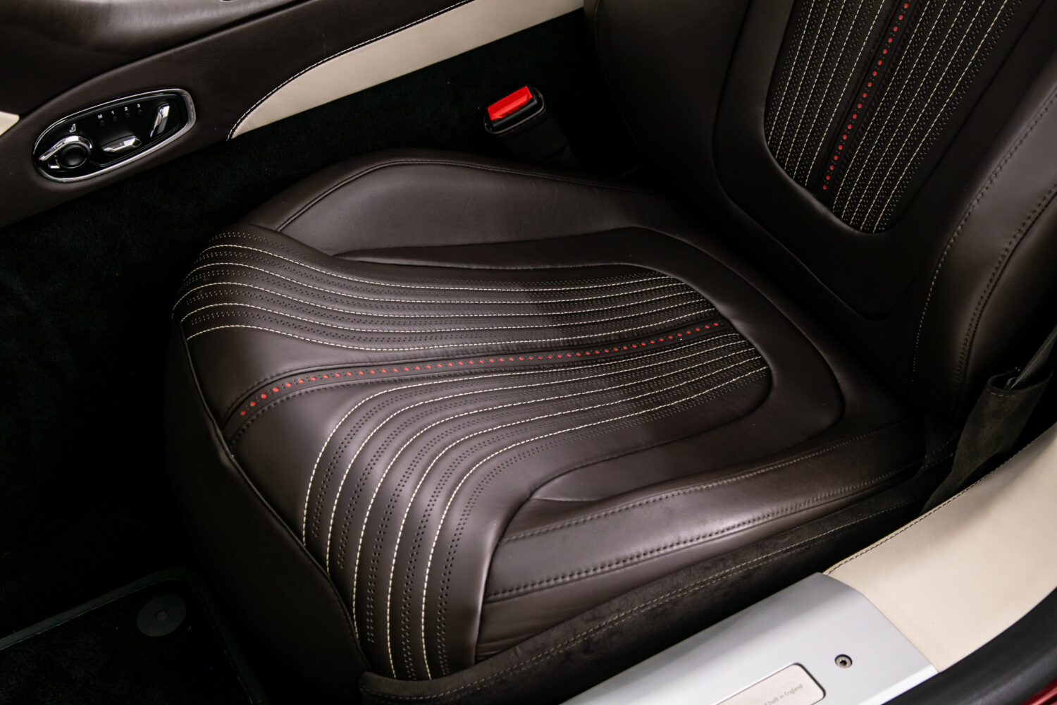 DB11ヴォランテ V8 ディアボロレッド 赤幌 ブラウンレザー