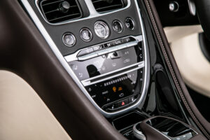 DB11ヴォランテ V8 ディアボロレッド 赤幌 ブラウンレザー