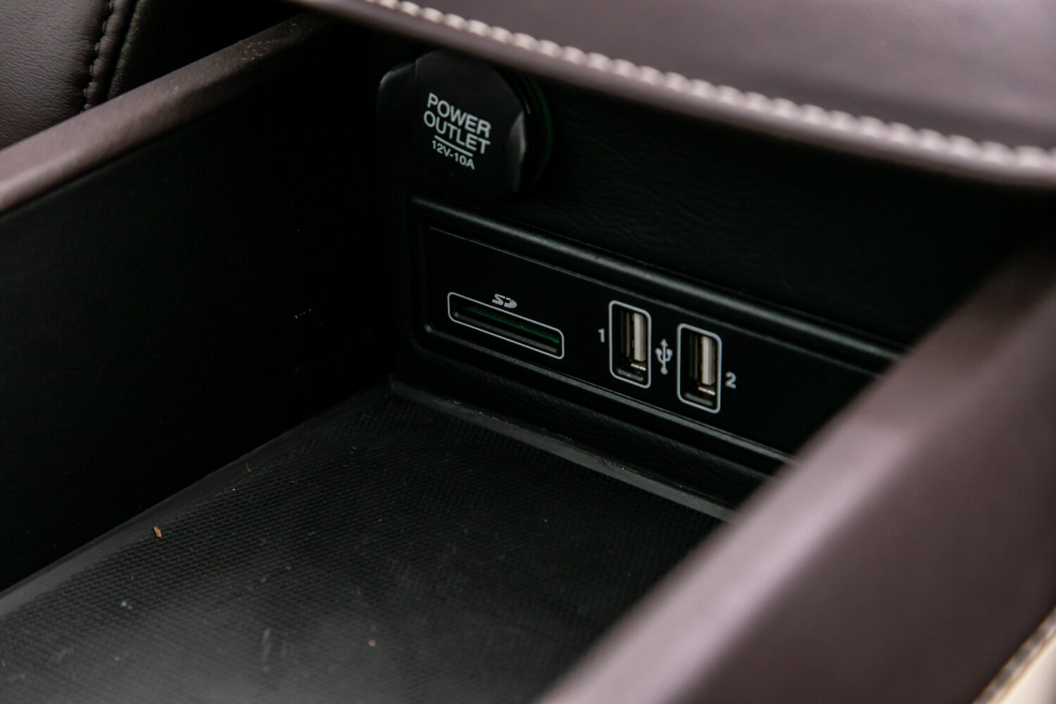 DB11ヴォランテ V8 ディアボロレッド 赤幌 ブラウンレザー