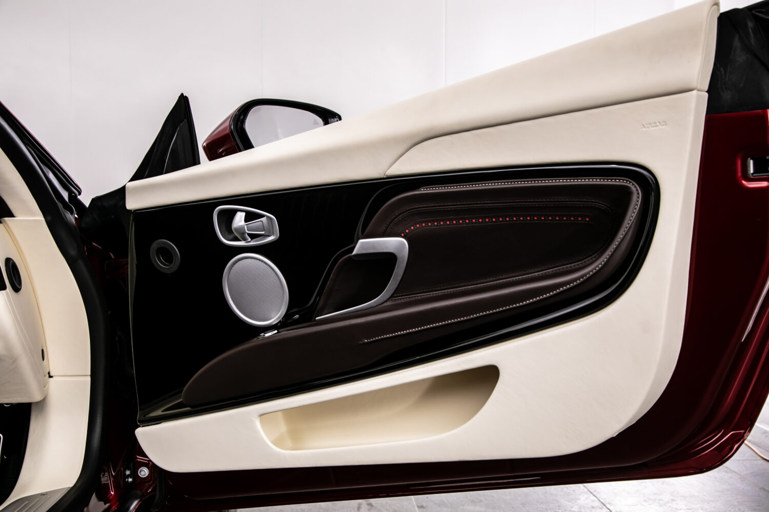 DB11ヴォランテ V8 ディアボロレッド 赤幌 ブラウンレザー