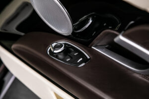 DB11ヴォランテ V8 ディアボロレッド 赤幌 ブラウンレザー