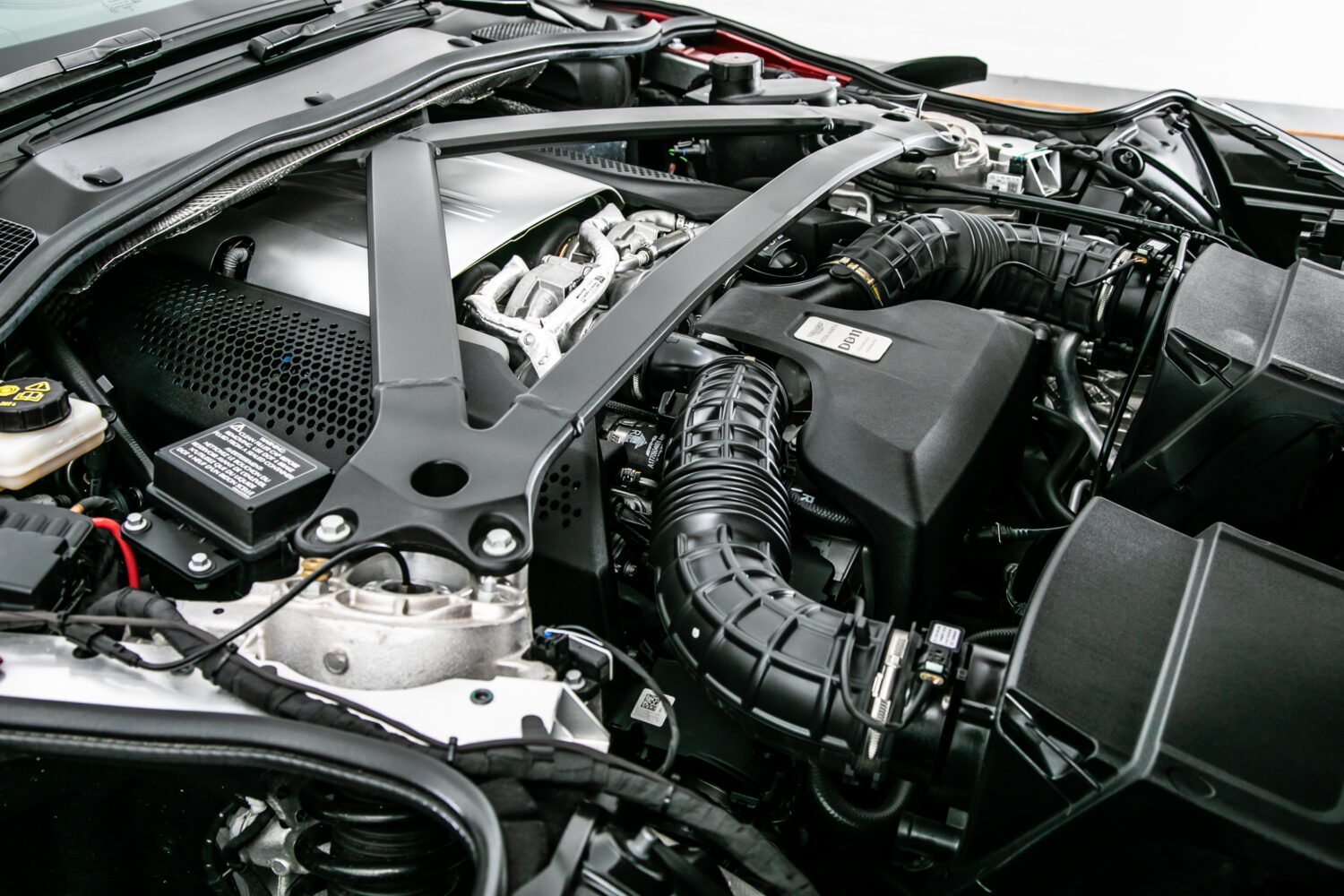 DB11ヴォランテ V8 ディアボロレッド 赤幌 ブラウンレザー
