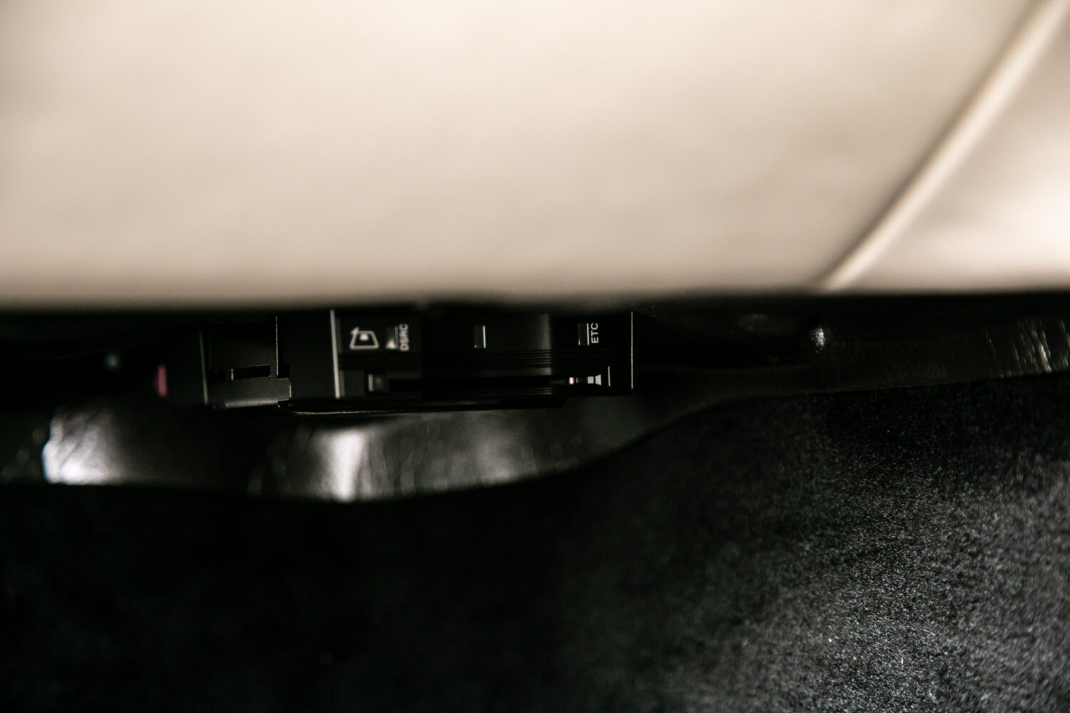 DB11ヴォランテ V8 ディアボロレッド 赤幌 ブラウンレザー