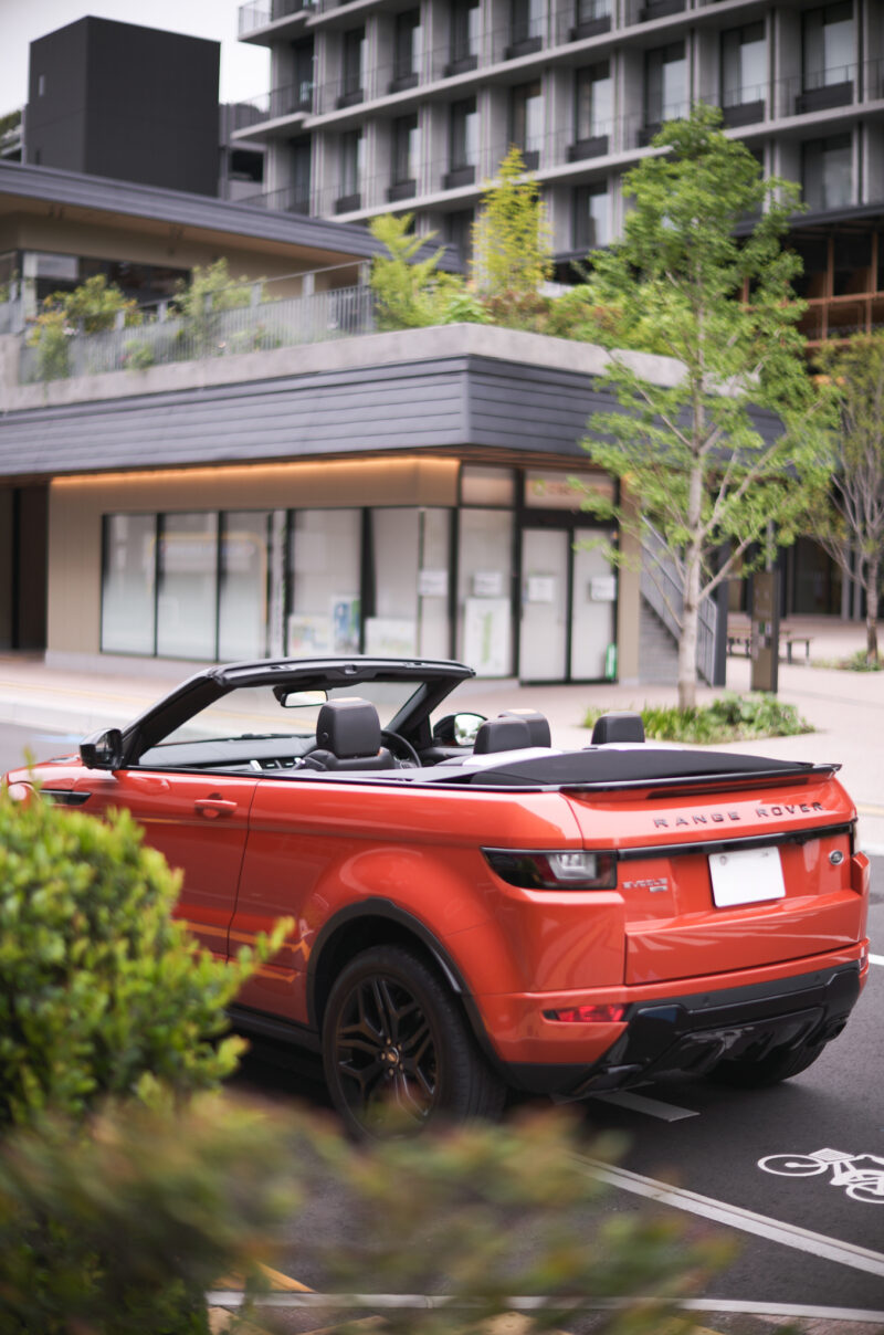 都会派SUV × オープン。交わるはずのなかった2つを、ただ組み合わせるのではなく、ひとつのスタイルとして成立させたクルマがある。その一台がもたらすのは、他にはない個性と楽しさだ。
