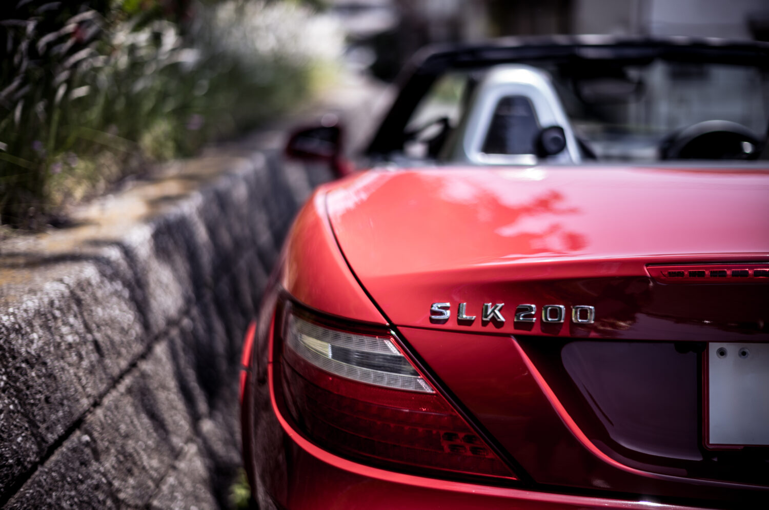 メルセデス・ベンツ・SLK200（FR/6MT）野花の美しさ