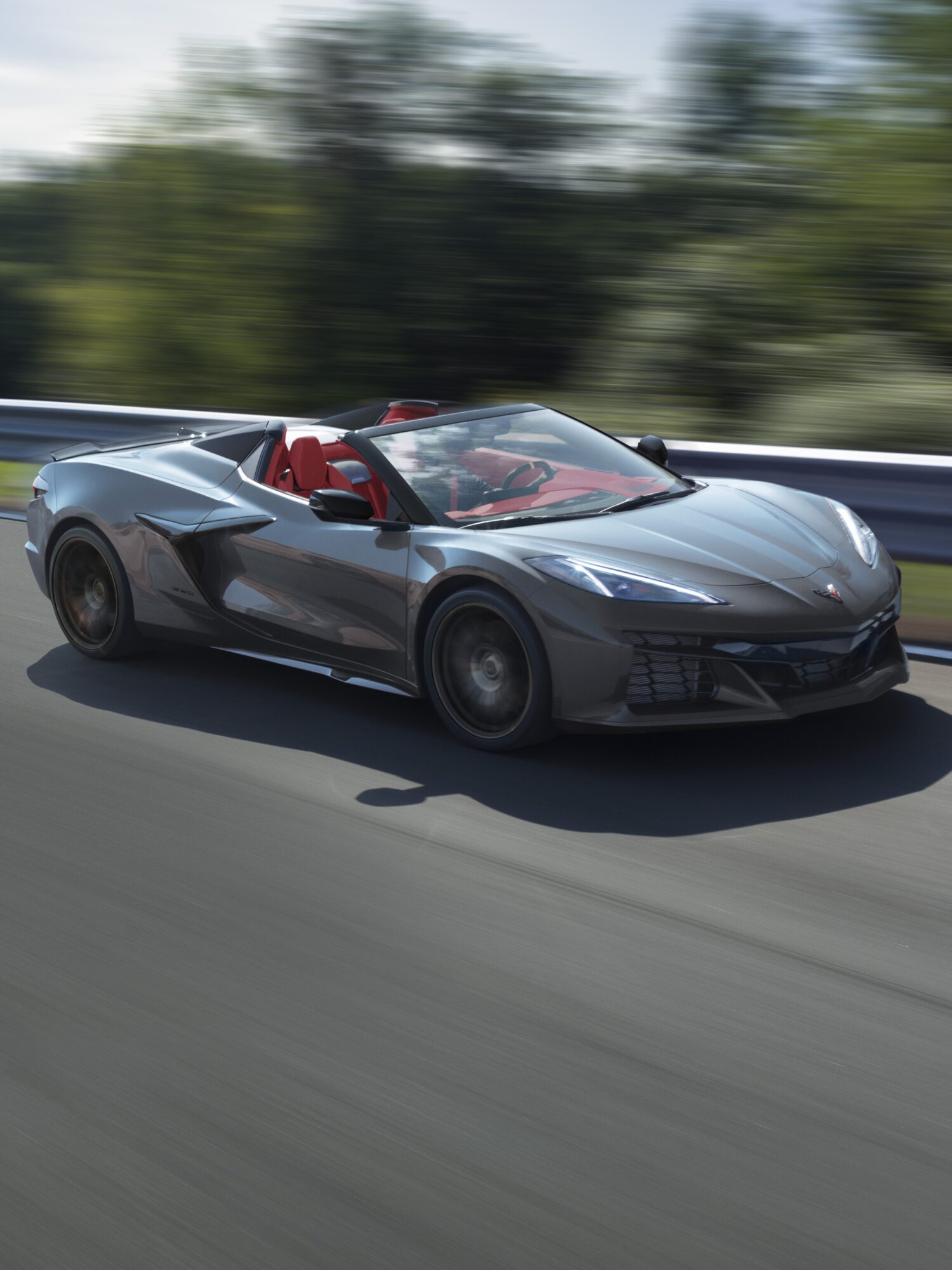 優れた走行性能と快適な乗り心地を兼ね備えた「シボレー・コルベットZ06」に、オープンエアの爽快感を融合させた待望のコンバーチブルモデルが新たに登場した。