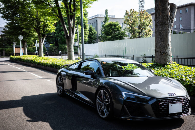 アウディ・R8（4WD/7AT）ヒストリーの911か、ドラマチックのR8か