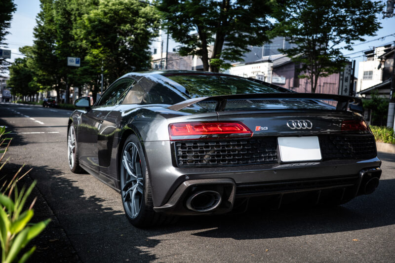 アウディ・R8（4WD/7AT）ヒストリーの911か、ドラマチックのR8か