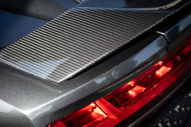 アウディ・R8（4WD/7AT）ヒストリーの911か、ドラマチックのR8か