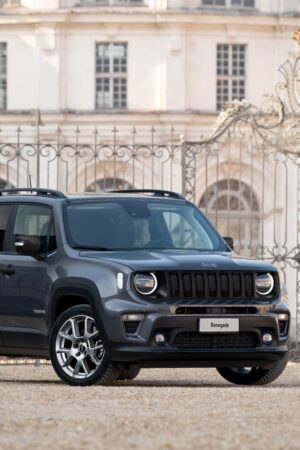 ジープ・レネゲードにeハイブリッド　新たなカラーリング「ソーラーイエロー」も追加