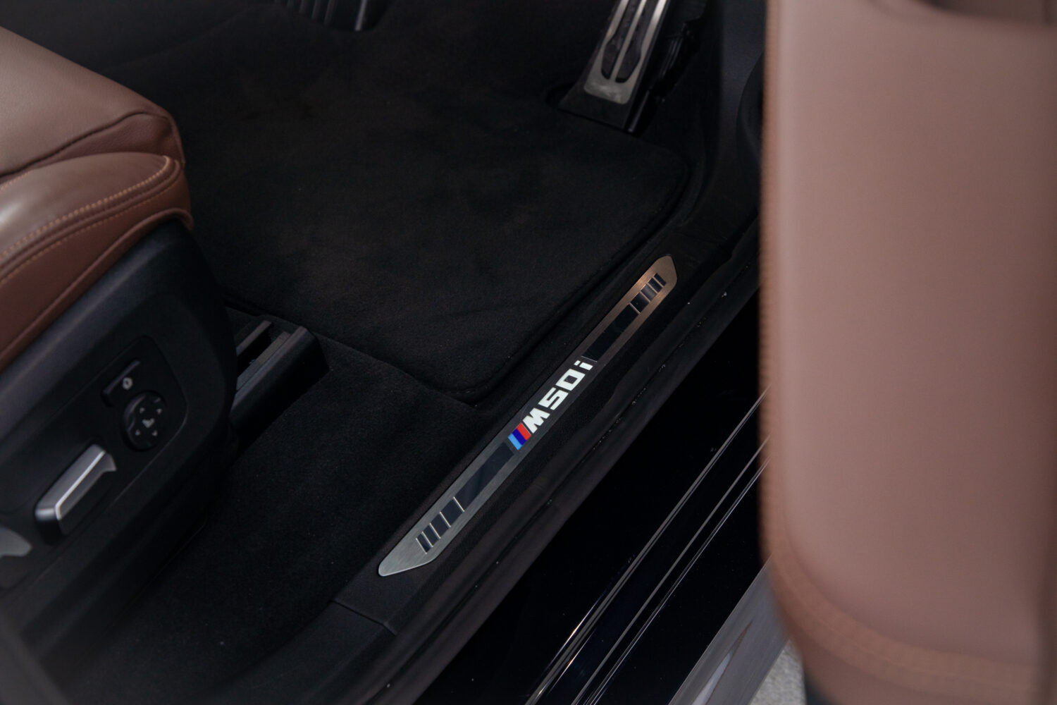 X5 M50i ドライビング ダイナミクス パッケージ 4WD　走行6700km HUD ワイヤレス充電