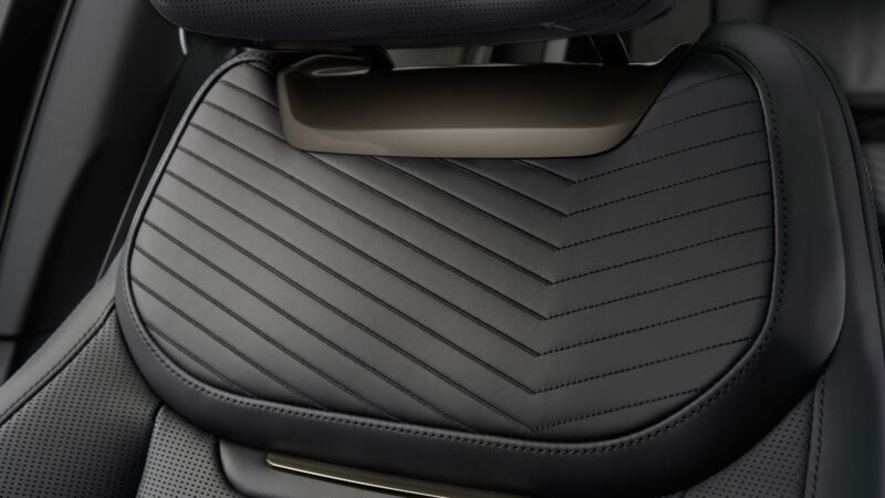 12台の限定モデル　レンジローバーSV　都市のワンシーンを切り取ったビスポーク