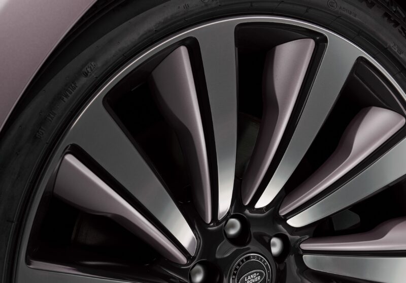 12台の限定モデル　レンジローバーSV　都市のワンシーンを切り取ったビスポーク