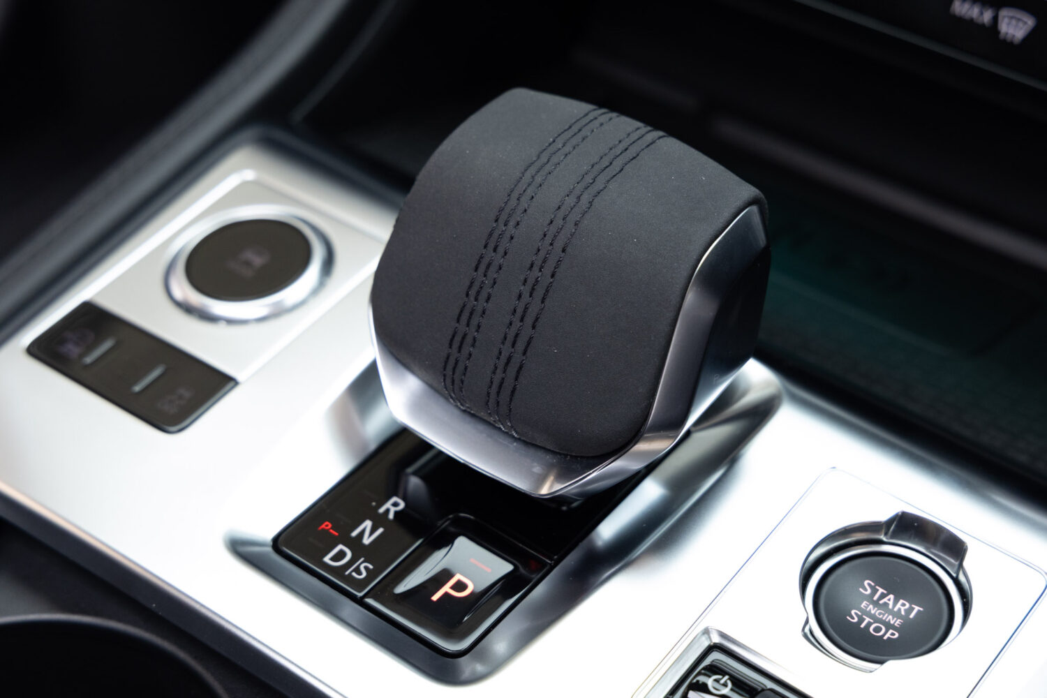 Fペイス S 2.0L D200 4WD