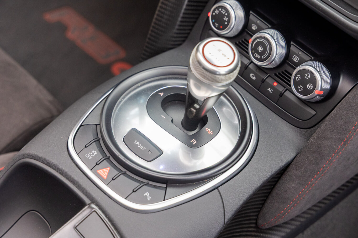 R8スパイダー GT 4WD 左H