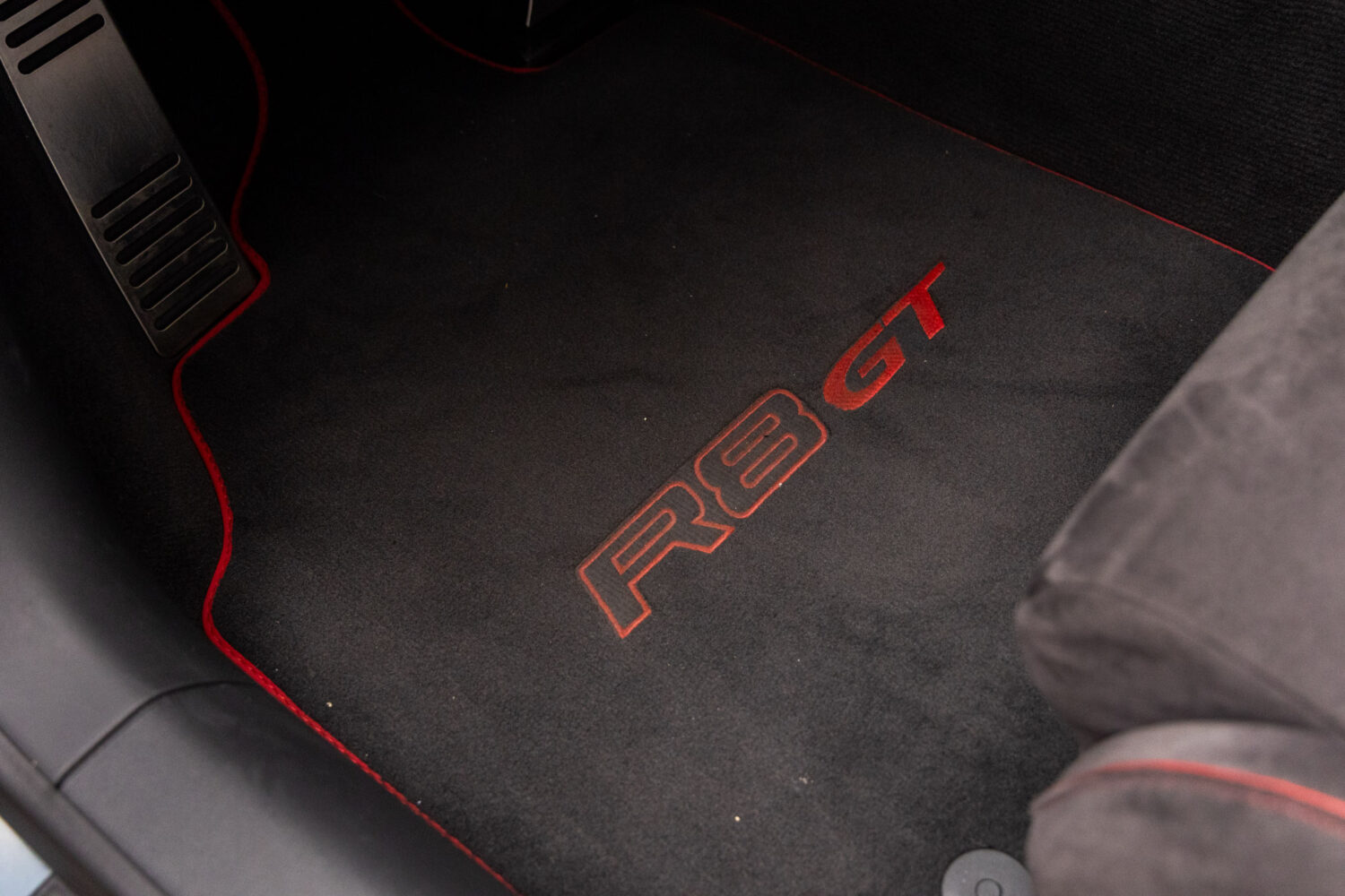 R8スパイダー GT 4WD 左H