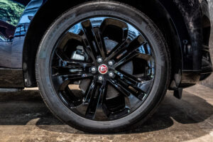 Fペイス Rダイナミック ブラック2.0L D200 4WD