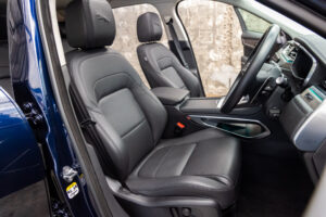 Fペイス Rダイナミック ブラック2.0L D200 4WD