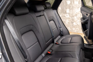 Fペイス Rダイナミック ブラック2.0L D200 4WD