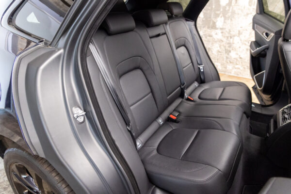 Fペイス S 2.0L D200 4WD