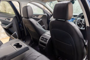 Fペイス Rダイナミック ブラック2.0L D200 4WD