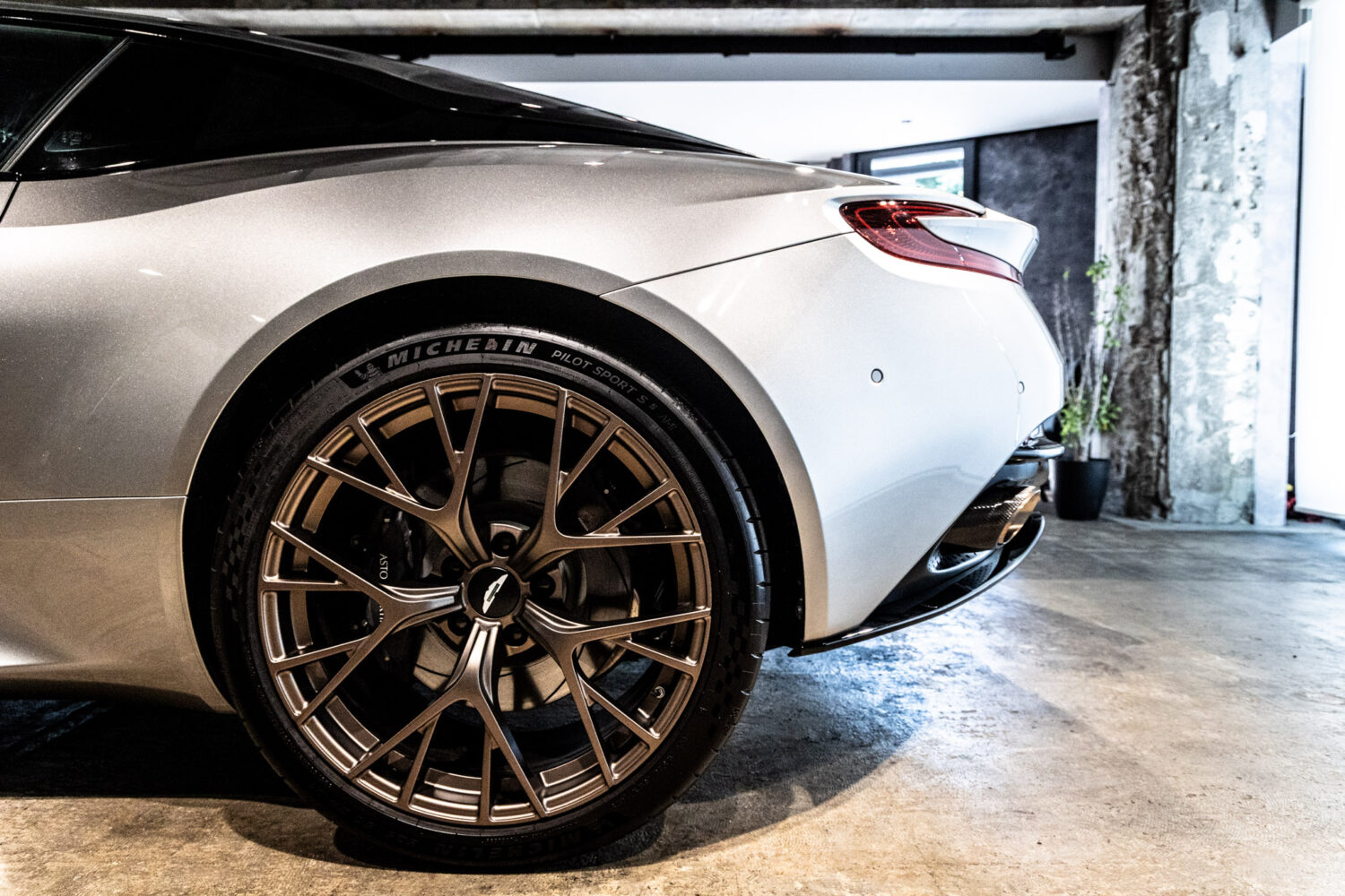DB12 4.0