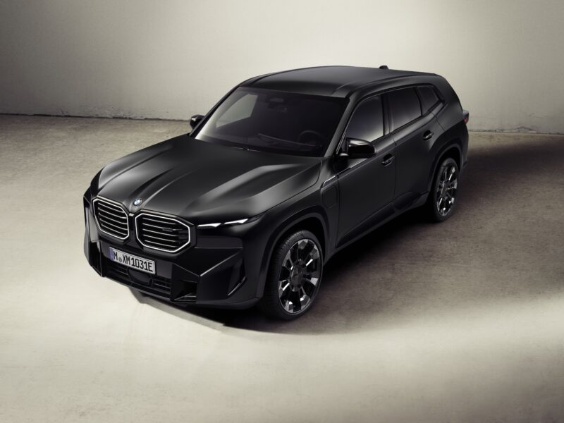 限定車　BMW XM　有名ライフスタイル・ブランド『Kith』とコラボレーション