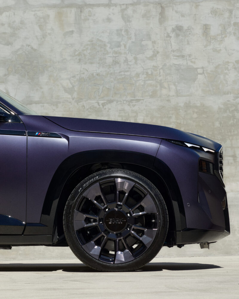 限定車 BMW XM 有名ライフスタイル・ブランド『Kith』とコラボレーション