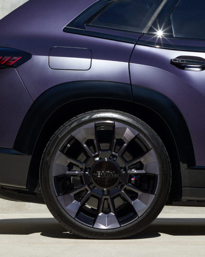 限定車　BMW XM　有名ライフスタイル・ブランド『Kith』とコラボレーション