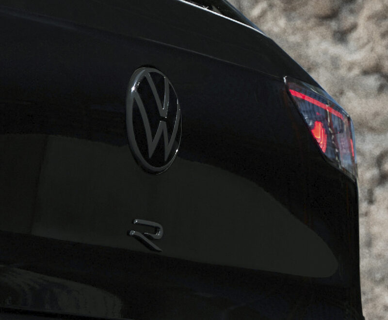 ブラック基調　フォルクスワーゲン・ゴルフR/Rヴァリアント　特別装備の限定車導入