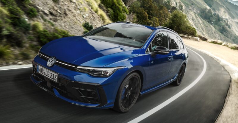 ブラック基調　フォルクスワーゲン・ゴルフR/Rヴァリアント　特別装備の限定車導入