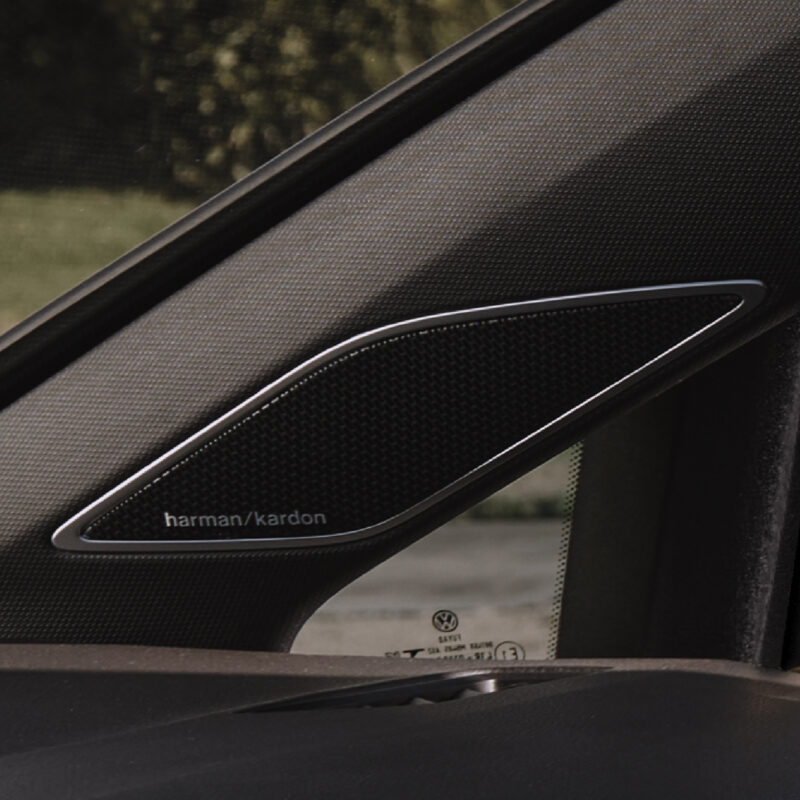 ブラック基調　フォルクスワーゲン・ゴルフR/Rヴァリアント　特別装備の限定車導入