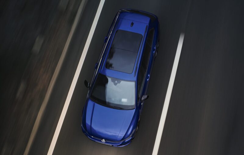 ブラック基調　フォルクスワーゲン・ゴルフR/Rヴァリアント　特別装備の限定車導入