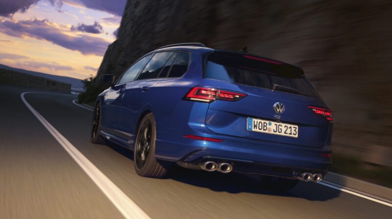 ブラック基調　フォルクスワーゲン・ゴルフR/Rヴァリアント　特別装備の限定車導入