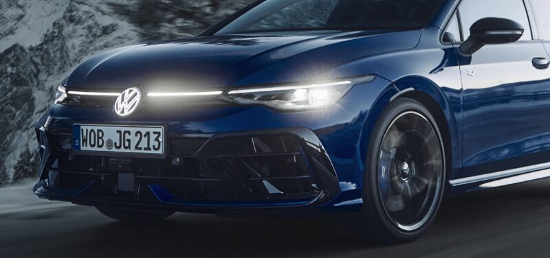 ブラック基調　フォルクスワーゲン・ゴルフR/Rヴァリアント　特別装備の限定車導入