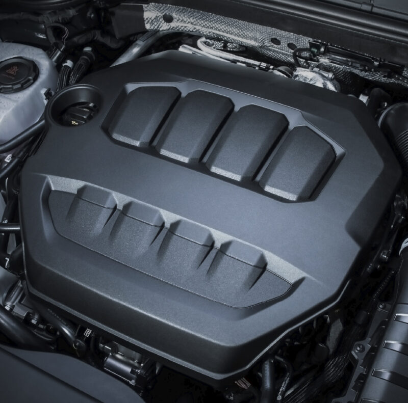 ブラック基調　フォルクスワーゲン・ゴルフR/Rヴァリアント　特別装備の限定車導入