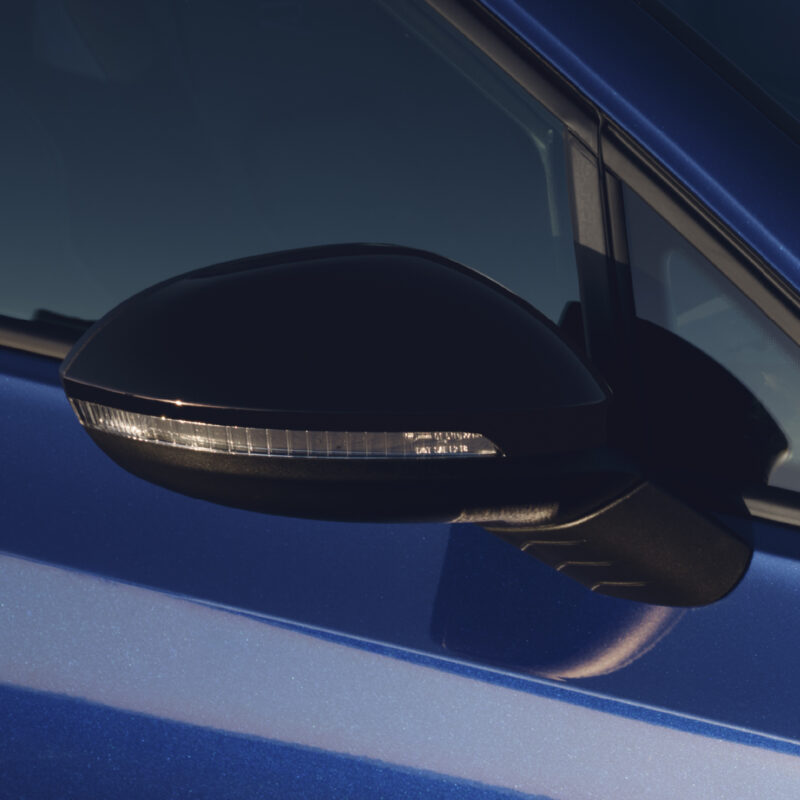 ブラック基調　フォルクスワーゲン・ゴルフR/Rヴァリアント　特別装備の限定車導入