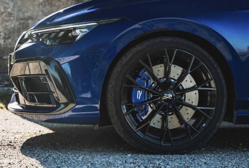 ブラック基調　フォルクスワーゲン・ゴルフR/Rヴァリアント　特別装備の限定車導入