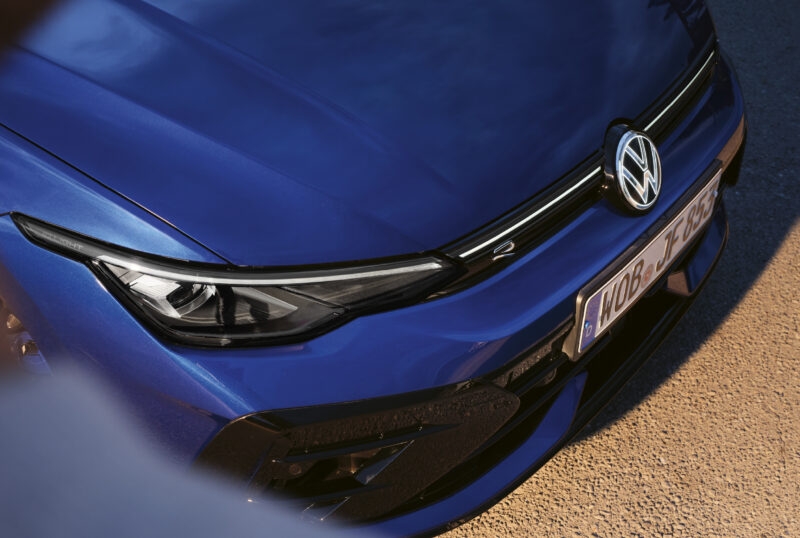 ブラック基調　フォルクスワーゲン・ゴルフR/Rヴァリアント　特別装備の限定車導入