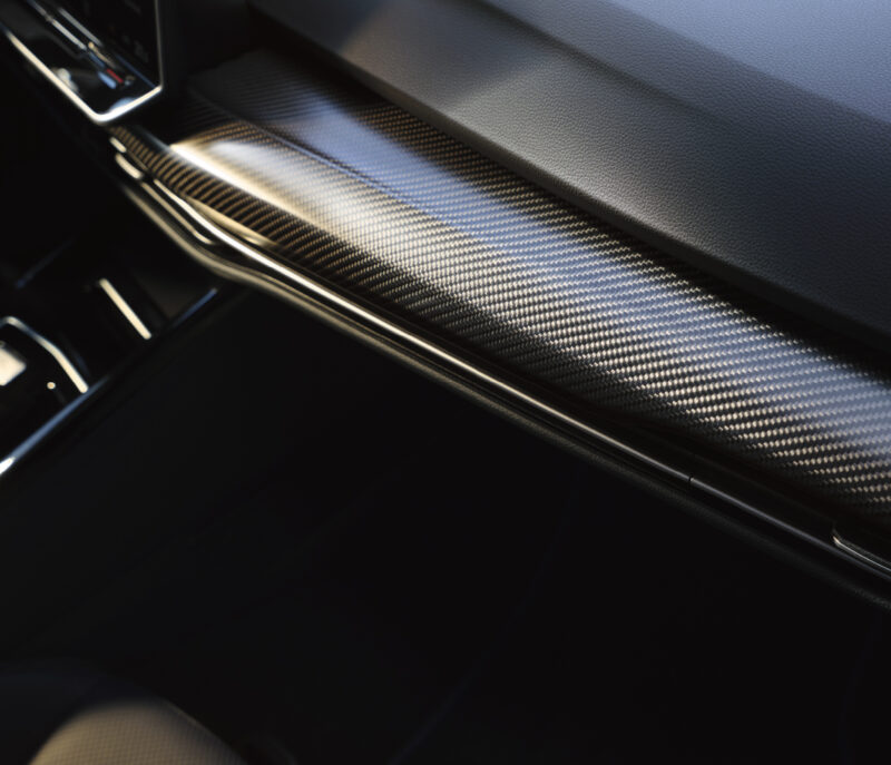 ブラック基調　フォルクスワーゲン・ゴルフR/Rヴァリアント　特別装備の限定車導入