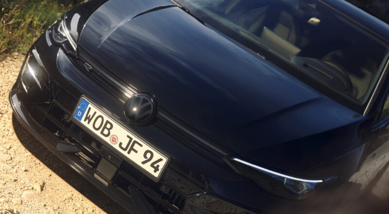 ブラック基調　フォルクスワーゲン・ゴルフR/Rヴァリアント　特別装備の限定車導入