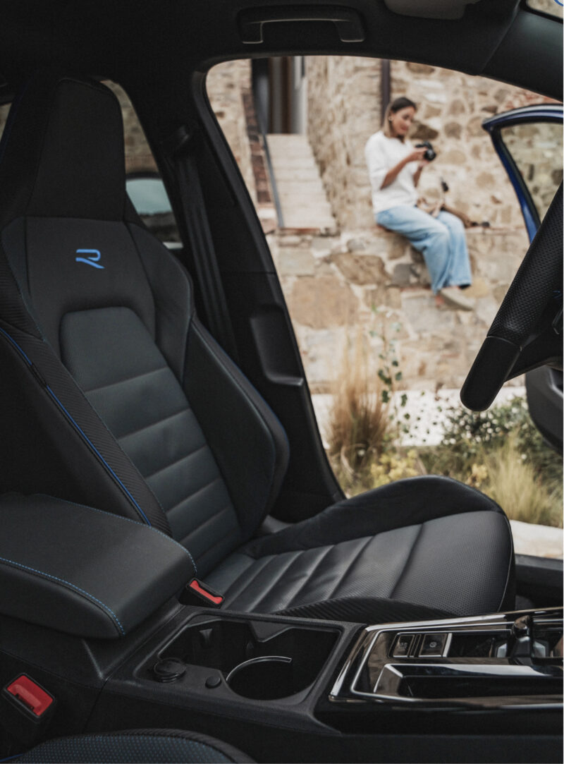 ブラック基調　フォルクスワーゲン・ゴルフR/Rヴァリアント　特別装備の限定車導入