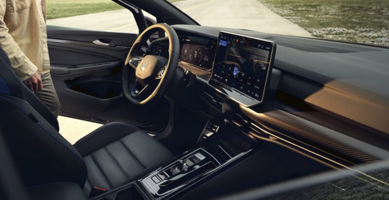 ブラック基調　フォルクスワーゲン・ゴルフR/Rヴァリアント　特別装備の限定車導入