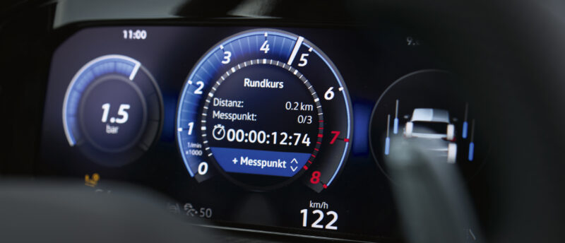 ブラック基調　フォルクスワーゲン・ゴルフR/Rヴァリアント　特別装備の限定車導入