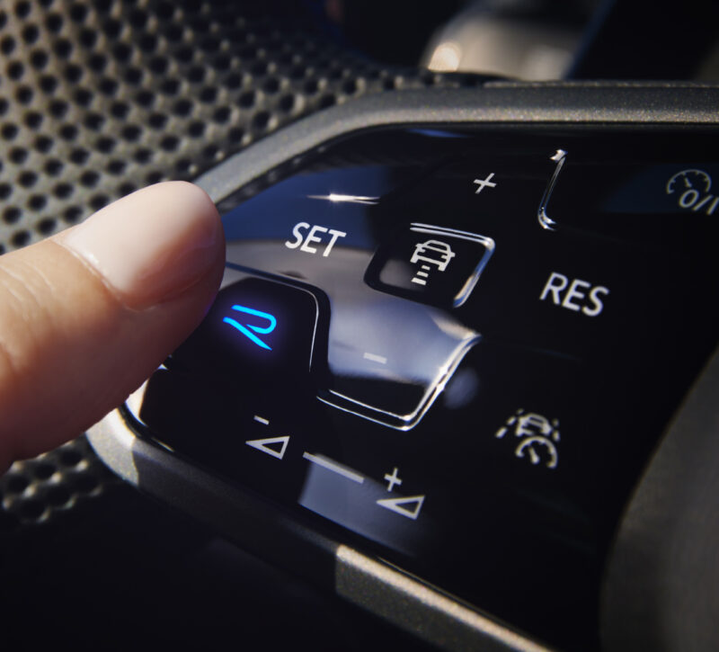 ブラック基調　フォルクスワーゲン・ゴルフR/Rヴァリアント　特別装備の限定車導入