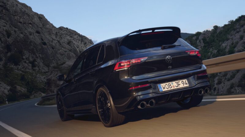 ブラック基調　フォルクスワーゲン・ゴルフR/Rヴァリアント　特別装備の限定車導入